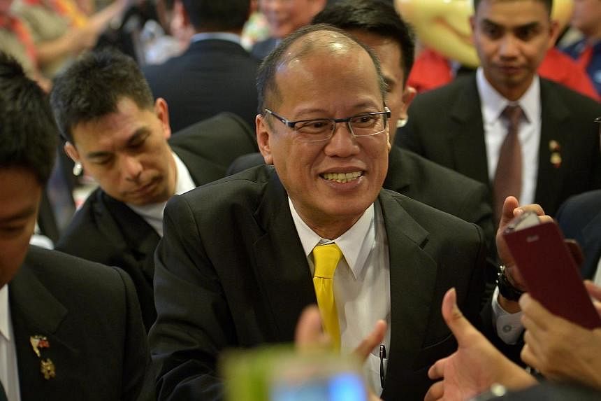 Philippine president Benigno Aquino meets the Philippine community as he arrives at Jollibee Singapore in Lucky Plaza on Nov 19, 2014.&nbsp;Philippine President Benigno Aquino has urged Singapore's top executives to invest in his country, saying the 