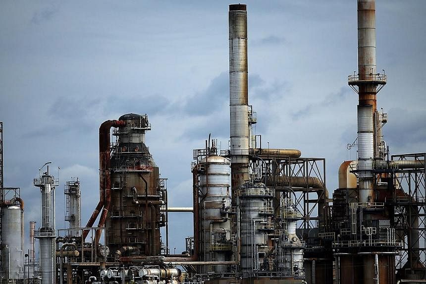 Fed policymakers say the sharp fall in oil prices would likely bring relief to American households and boost overall consumption, supporting the economy. -- PHOTO: AFP