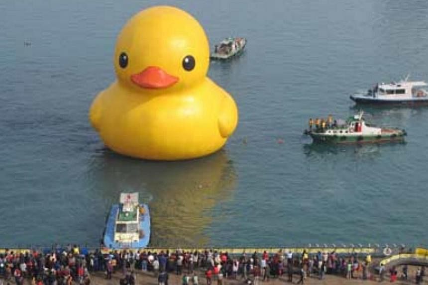 Visitors flock to see the repaired Rubber Duck art installation in Keelung earlier this year in this file photo. Taiwan has announced a plan to give a harbour a makeover. --PHOTO: THE CHINA POST\ASIA NEWS NETWORK
