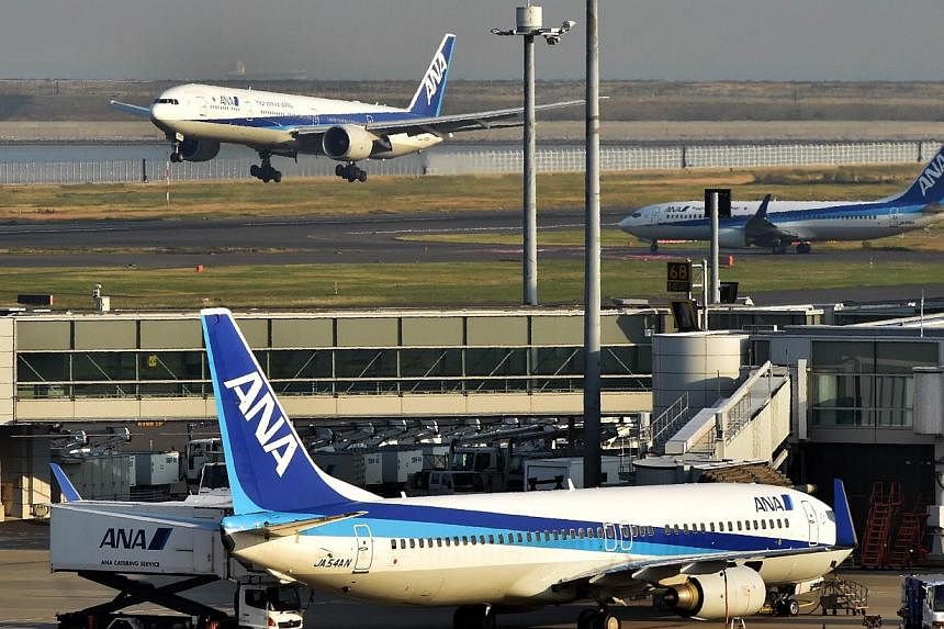 An All Nippon Airways (ANA) jetliner lands at the Haneda airport in Tokyo on Oct 30, 2014. A Japan-bound ANA jet returned to Manila airport and made an emergency landing on Friday after pilots reported smoke in the cockpit, the Philippine authorities