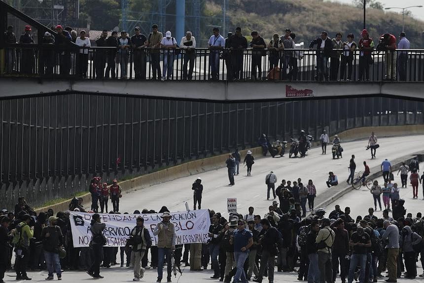Demonstrators block an access road to Benito Juarez International airport during a protest over the 43 missing Ayotzinapa students in Mexico City Nov 20, 2014.&nbsp;Protesters furious at the presumed massacre of 43 students briefly blocked the main r