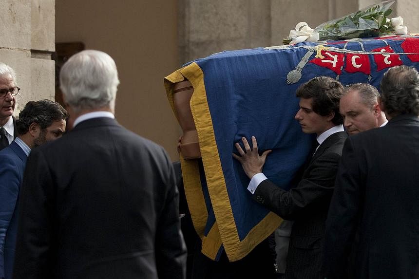 Relatives of Spain's Duchess of Alba, Maria del Rosario Cayetana Fitz-James-Stuart carry her coffin into the Town Hall of Sevilla on Nov 20, 2014.&nbsp;Spain's eccentric Duchess of Alba, one of the nation's richest women with more titles than any oth