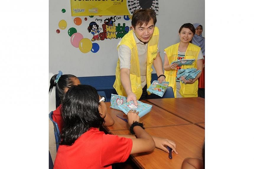 CapitaLand president Lim Ming Yan gives out specially-designed CapitaLand Hope Foundation stationery sets to children beneficiaries at Pertapis Children’s Home during the Group’s second CapitaLand Volunteer Day on Friday.&nbsp;-- PHOTO: CAPITALAN