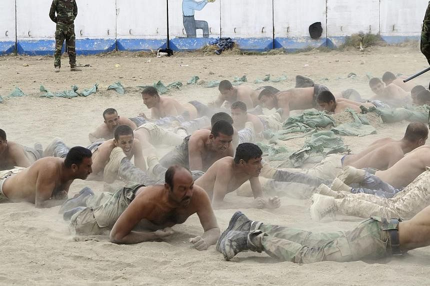 Tribal fighters take part in military training to prepare them for fighting against Islamic State militants, on the outskirts of Ramadi, west of Baghdad, Nov 16, 2014. The Islamic State extremist group killed at least 23 tribesmen during a major atta