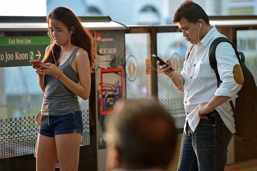 After doubling from four million in 2005 to 8.42 million in December last year, the number of mobile phone lines here dropped to 8.22 million in August, according to latest data on the Infocomm Development Authority (IDA) website. -- PHOTO: ST FILE