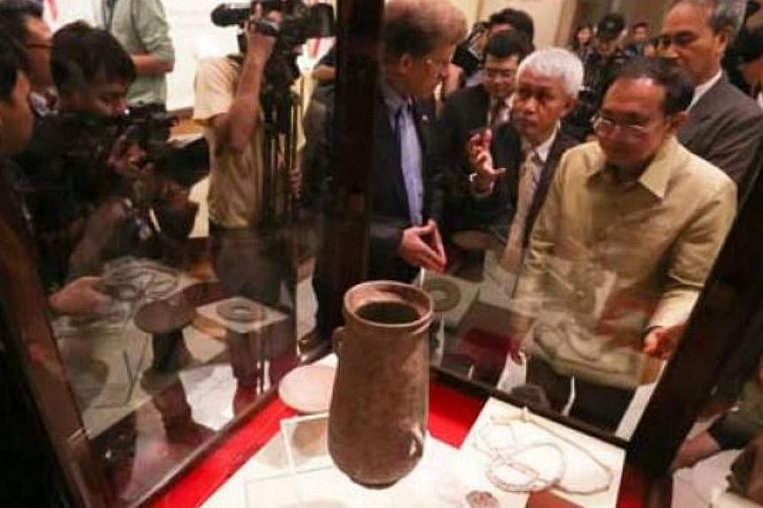 Thai and US officers look at the returned artifacts.&nbsp;-- PHOTO:&nbsp;THE NATION/ASIA NEWS NETWORK