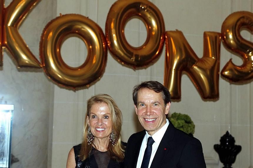 US embassador in France Jane Hartley (r) poses with US artist Jeff Koons during a ceremony at the US embassy in Paris on November 22, 2014. -- PHOTO: AFP