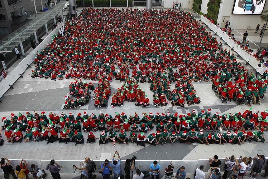 Students gather to break the Guinness World Record for the largest gathering of Christmas elves, outside a shopping mall in central Bangkok on Nov 25, 2014.&nbsp;-- PHOTO: REUTERS