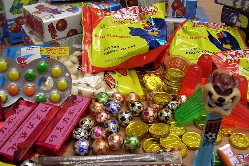 A variety of childhood snacks which were more pouplar in the 90s.&nbsp;Iced gem biscuits are just one of the snacks that many Singaporeans grew up with in the 1980s. -- BERITA HARIAN PHOTO