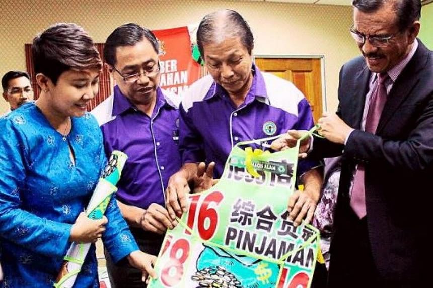 Johor Bahru City Council mayor Datuk Abdul Rahman Mohamed Dewam said the council would stitch aprons out of&nbsp;1,500kg of loan sharks' canvas banners which&nbsp;its enforcement unit took down in the first 10 months of this year alone. -- THE STAR/A