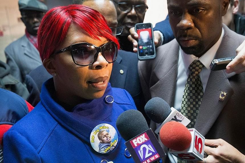 Michael Brown's mother Lesley McSpadden speaks to the press after arriving at St. Louis International Airport from Geneva, Switzerland where she addressed a United Nation's committee on torture on Nov 14, 2014 in St. Louis, Missouri. -- PHOTO: AFP