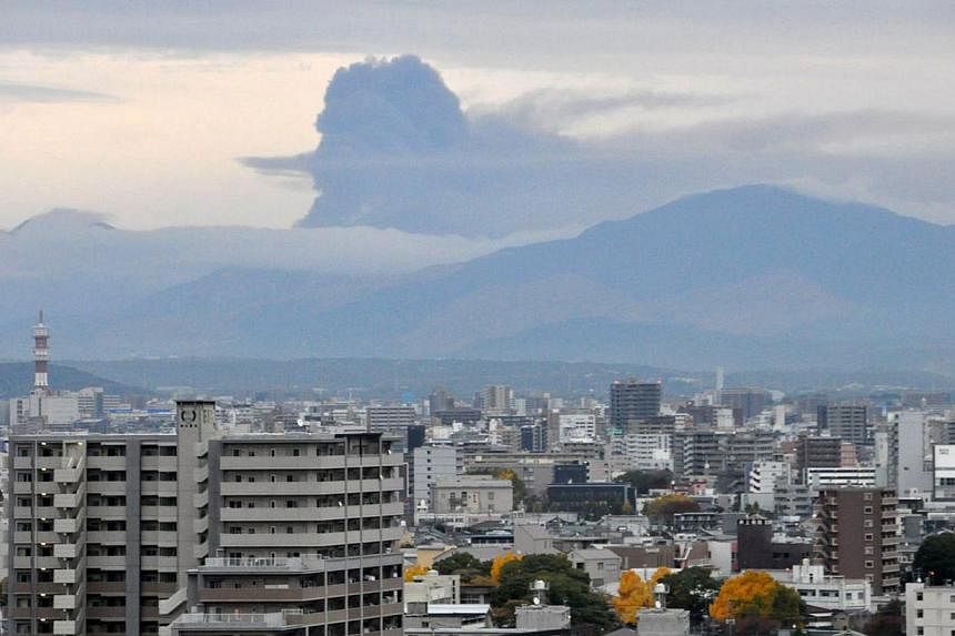 Smoke rising from Mount Aso at Kumamoto on Japan's southern island of Kyushu on Nov 26, 2014. -- PHOTO: AFP