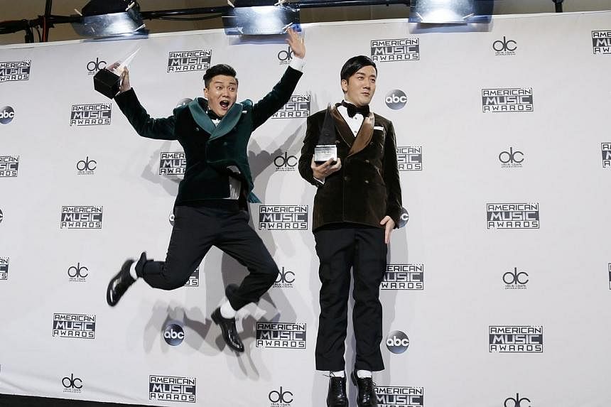The Chopstick Brothers pose backstage with their award for favorite international song for "Little Apple" during the 42nd American Music Awards in Los Angeles, California on Nov 23, 2014. -- PHOTO: REUTERS