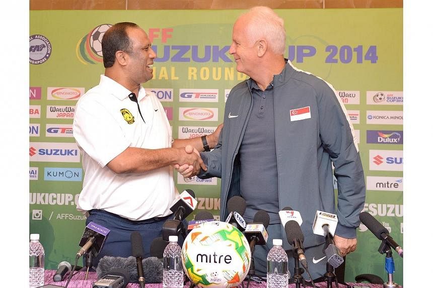 Singapore coach Bernd Stange (right) and Malaysia coach Dollah Salleh at an AFF Suzuki Cup press conference on Nov 28, 2014. -- ST PHOTO: LIM SIN THAI&nbsp;