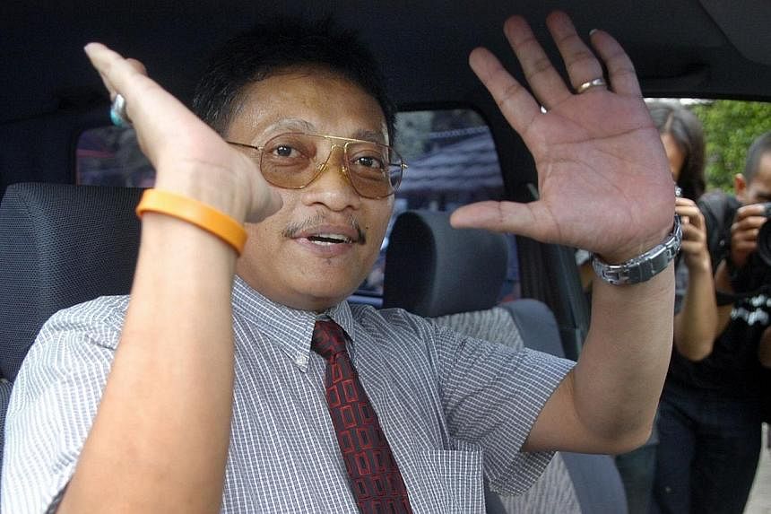 Pollycarpus Priyanto, an Indonesian pilot previously accused of murdering leading human rights activist Munir Said Thalib, gesturing while journalists ask questions&nbsp;on Dec 28, 2006.&nbsp;Indonesian rights groups on Saturday slammed the governmen