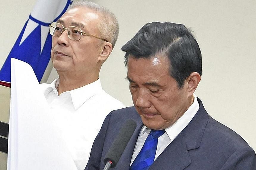 Taiwan President Ma Ying-jeou (right) bowing to apologise as Vice President Wu Dan-yih stands next to him at the ruling Kuomintang (KMT) headquarters in Taipei on Nov 29, 2014. Taiwan's Premier resigned after his Beijing-friendly ruling party suffere