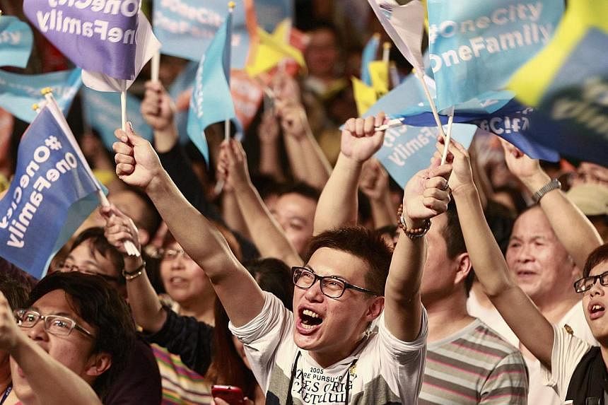 Supporters waving flags after Taipei mayoral candidate Ko Wen-je won the local elections, in Taipei on Nov 29, 2014. An independent candidate backed by Taiwan's opposition, pro-independence party on Saturday claimed victory in local elections as the 