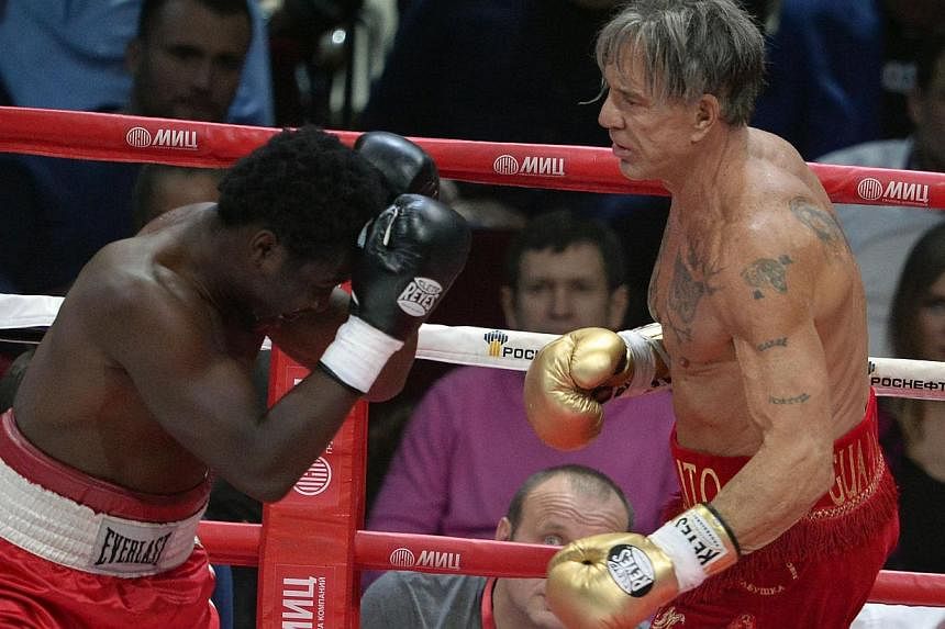 Hollywood actor Mickey Rourke (right), 62, fights with US professional Elliot Seymour, 29, in Moscow on Nov 28, 2014.&nbsp;Rourke beat his far younger opponent in the second round.&nbsp;-- PHOTO: AFP
