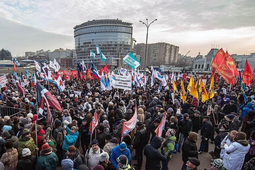 Russian medical personnel and patients march in Moscow on Nov 30, 2014, protesting against healthcare system reforms. -- PHOTO: AFP
