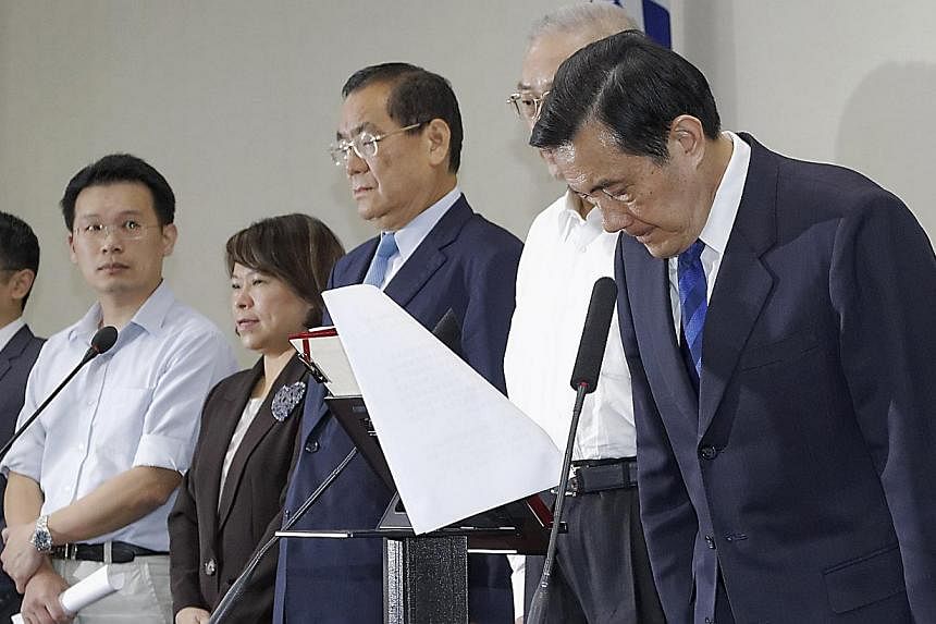 Taiwan President Ma Ying-jeou (right) bows during a news conference with party officials after the ruling Kuomintang (KMT) party was defeated in the local elections in Taipei on Nov 29, 2014. Taiwan’s Cabinet &nbsp;will convene a meeting on Monday 
