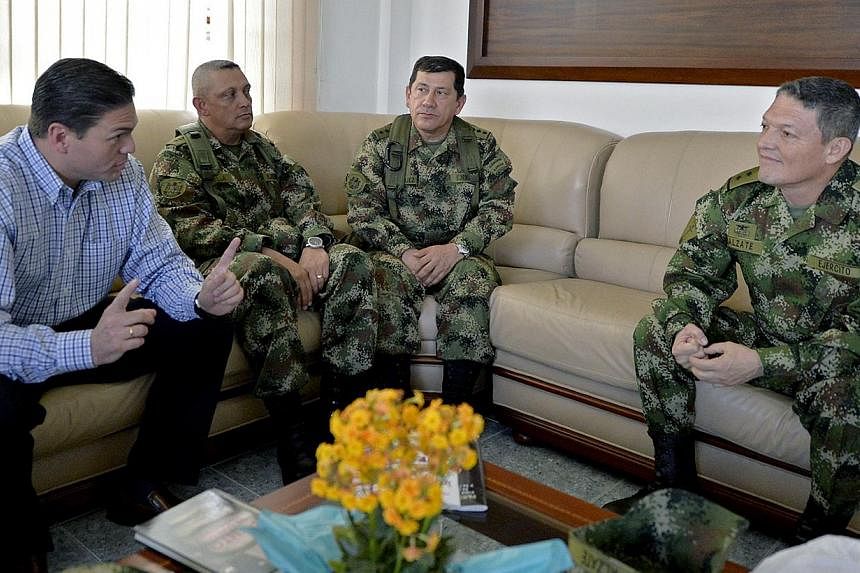 Colombian Defense Minister Juan Carlos Pinzon (left) talking with Army Force Commander Juan Pablo Rodriguez (second from right), Army Commander in Chief, General Jaime Alfonso Lasprilla (second from left), and released Brigadier General Ruben Alzate 