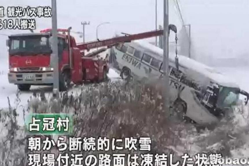 A bus ferrying Singaporean tourists in the Japanese island of Hokkaido crashed on Tuesday morning. -- PHOTO: ZAOBAO.COM