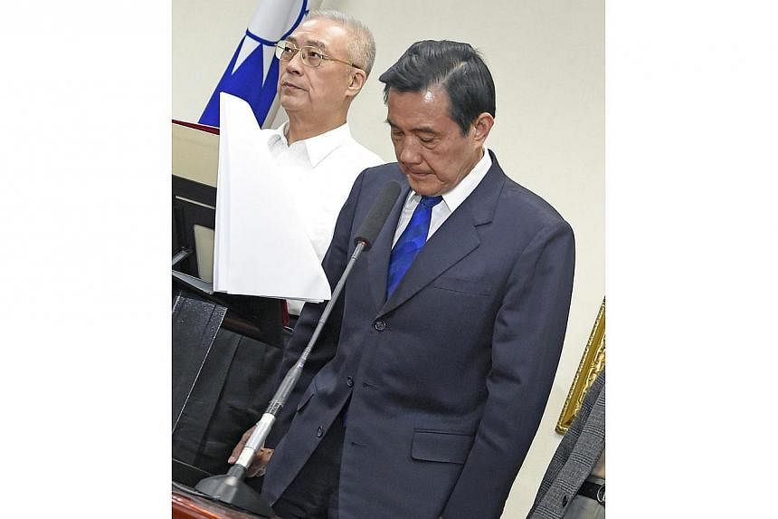 Taiwan President Ma Ying-jeou (right) bows to apologise as Vice-President Wu Den-yih stands next to him at the ruling Kuomintang (KMT) headquarters in Taipei on Nov 29, 2014. -- PHOTO: AFP