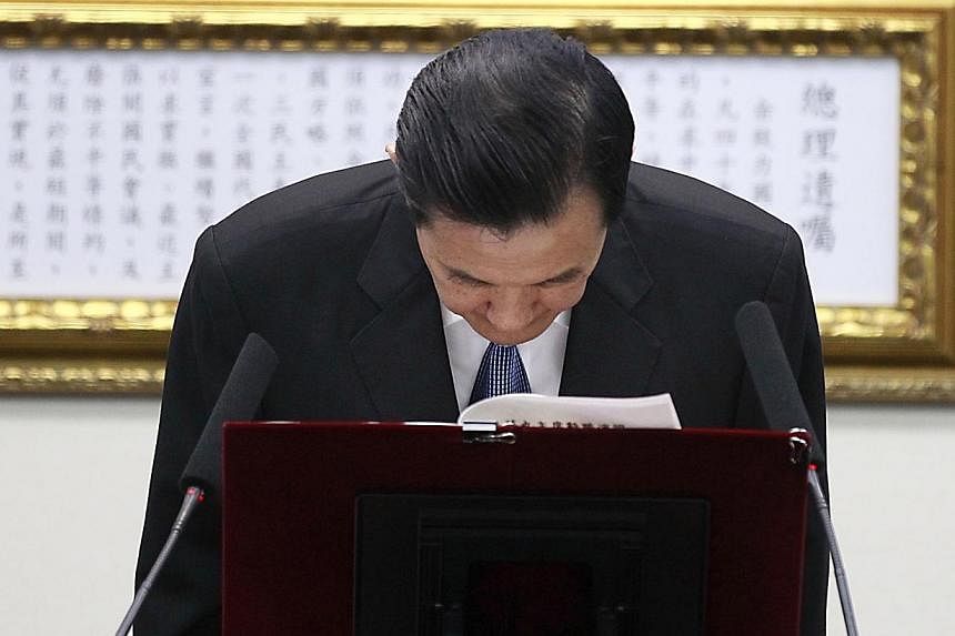 Taiwan President Ma Ying-jeou bows after announcing his resignation as Kuomintang (KMT) party chairman during the party's central standing committee in Taipei on Dec 3, 2014. -- PHOTO: REUTERS&nbsp;