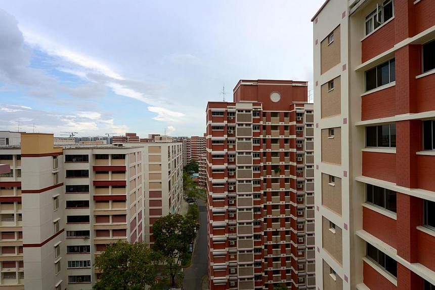 Housing Board resale prices fell in November, and the number of transactions slipped after having risen in the previous two months, according to flash figures from Singapore Real Estate Exchange. -- ST PHOTO: JAMIE KOH
