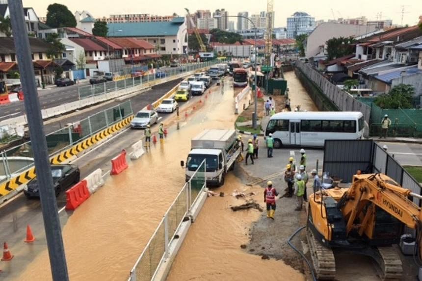 A pipe leak at the construction site of an MRT station led to flooding and a traffic jam at Upper Thomson on Friday. -- ST PHOTO