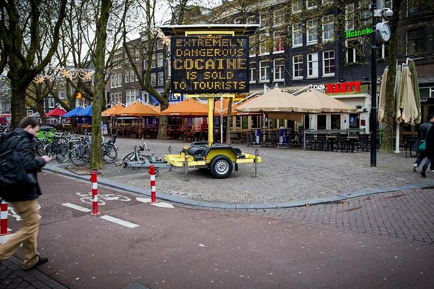 An electronic board warns tourists&nbsp;in Amsterdam on Nov 27, 2014. Street teams and "smart shops" in Amsterdam will on Friday start selling heroin test kits after three young British tourists died snorting a drug they thought was cocaine, Dutch me