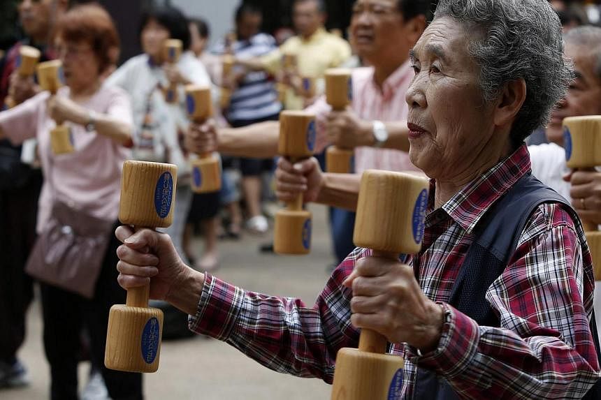 Researchers have found that older people are more relaxed, on average, as they are spared some of the burden of thinking about the future. As a result, they get more pleasure out of the present in ordinary activities. They have also learnt how to tak
