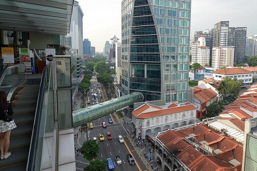 Orchard Gateway's glass skybridge is one of two overhead links among 13 malls in Orchard Road. There are nine underground walkways in the area.