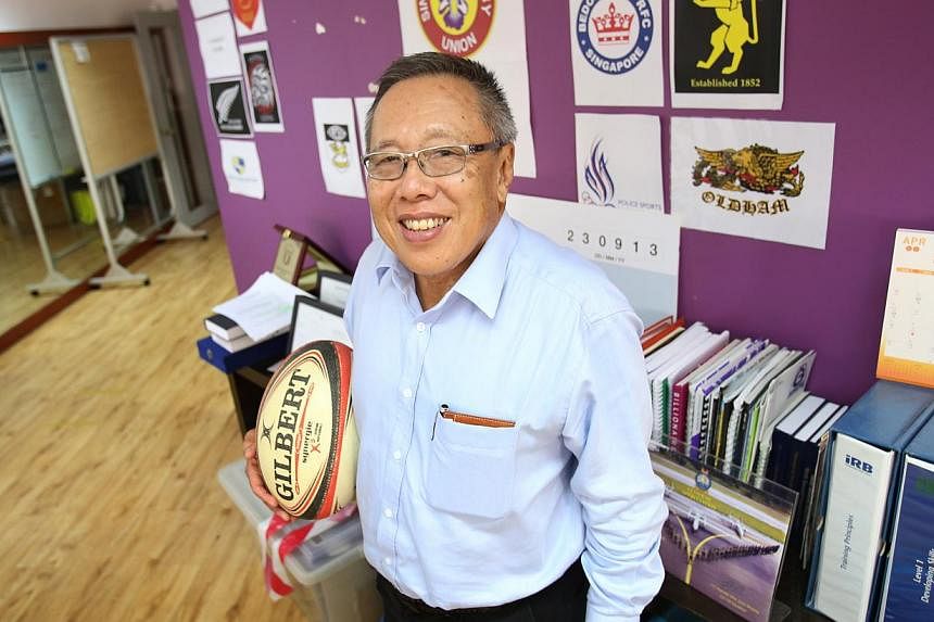 Singapore Rugby Union (SRU) president&nbsp;Low Teo Ping&nbsp;received a Distinguished Service Award from the Asian Rugby Football Union (Arfu) at its council meeting on Sunday. -- PHOTO: NEW PAPER FILE