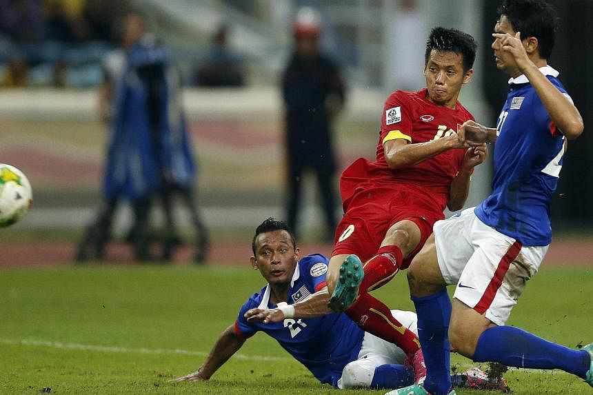 Vietnam's Nguyen Van Quyet (centre) scores the winning goal of the match during the first leg of the AFF Suzuki Cup 2014 semi-final first leg against Malaysia at the Shah Alam stadium in Selangor on December 7, 2014. -- PHOTO: REUTERS