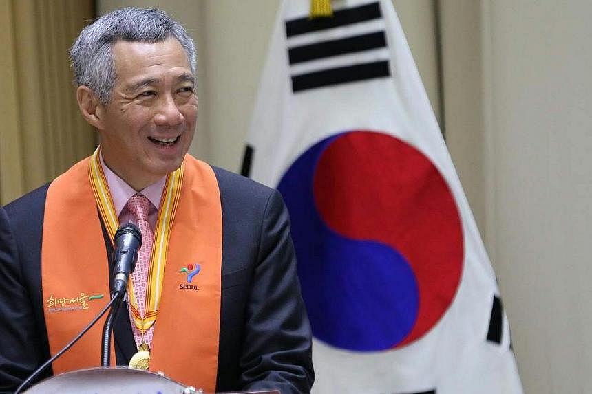 Prime Minister Lee Hsien Loong was made an Honorary Citizen of Seoul, receiving the award from Seoul Mayor Park Won Soon.&nbsp;-- PHOTO: MCI