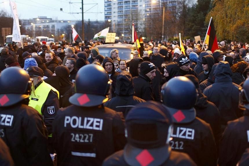 German riot police face far-right protesters during in a demonstration in Berlin on Nov 22, 2014.&nbsp;German police have noted a significant rise in far-right extremism and attacks targeting foreigners, a news report said on Dec 14, amid national de
