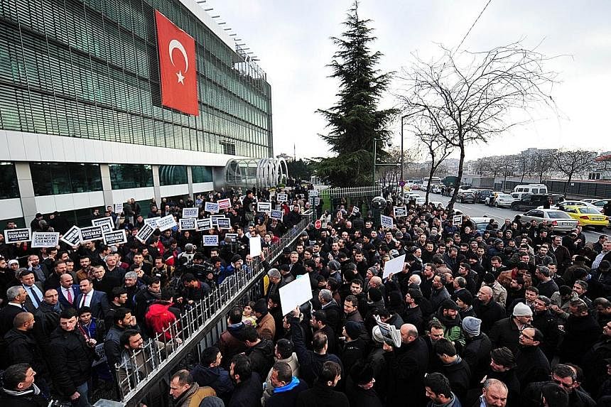 Staff members and supporters of Zaman newspaper protest against a raid by counter-terror police outside the newspaper headquarters in Istanbul on Dec 14, 2014.&nbsp;Turkish police on Sunday launched a sweeping operation to arrest supporters of Presid