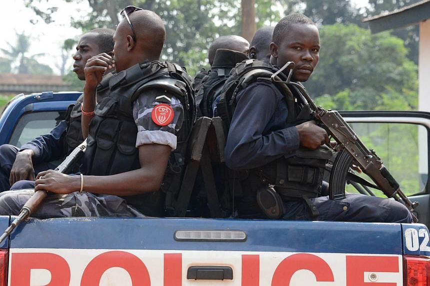 Police officers arrive to patrol in the streets of Bangui on Dec 12, 2014. At least 28 people were killed and dozens were injured in the latest clashes between armed groups in the Central African Republic, police said on Thursday.&nbsp;-- PHOTO: REUT