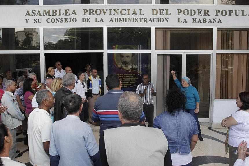 People gather outside a building of the Provincial Assembly of the People's Power for news updates, in Havana Dec 17, 2014.&nbsp;The renewal of full diplomatic relations between the United States and Cuba could be the start of a long thaw in decades 