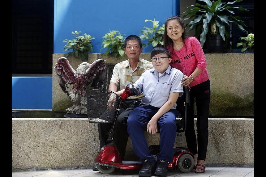 Jurong West Secondary student Ng Chee Heng with his parents, Mr Ng Kwee Koh and Madam Leow Yuh Eng. CheeHeng took a year off school for brain cancer treatment but has scored 12 points in the N levels. -- ST PHOTO: KEVIN LIM