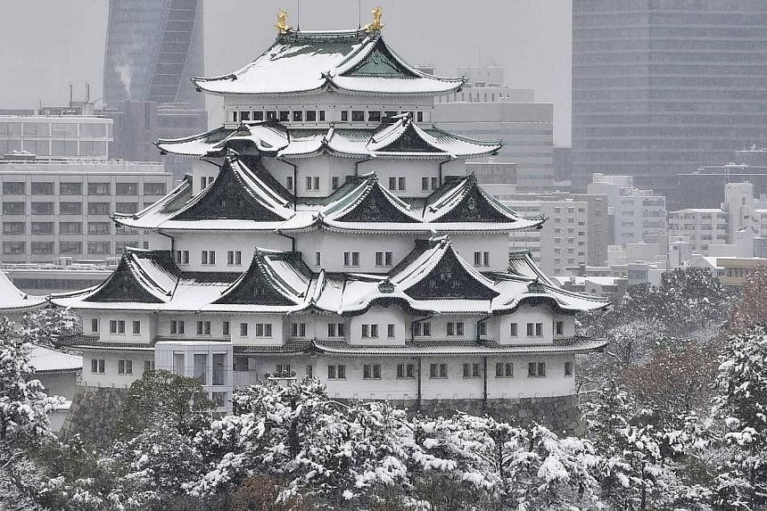 Nagoya Castle in central Japan was covered with snow on Thursday. The Japan Meteorological Agency has warned about the risk of further avalanches across much of the country. Strong winds have also caused tidal surges, and people in coastal areas are 