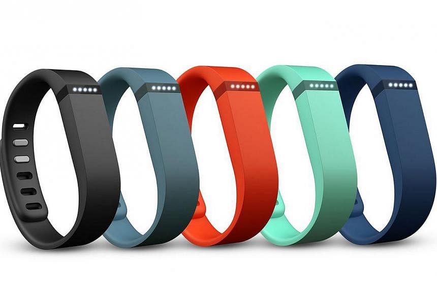 Fitness tracking wristband maker Fitbit is in talks with banks for its initial public offering in the United States, Bloomberg reported, citing people familiar with the matter. -- PHOTO: FITBIT