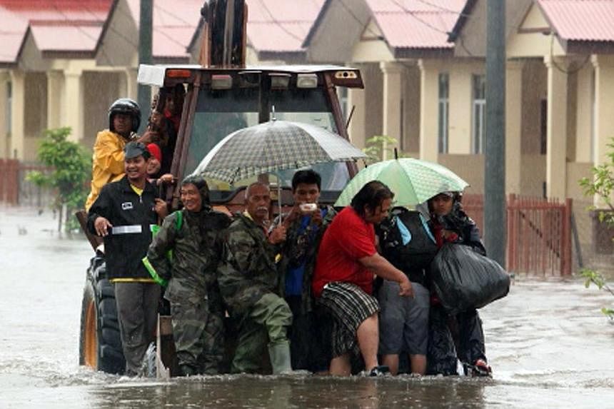 Houses in Kuala Terengganu flooded after heavy rain, as residents are evacuated (pictured) to a school on Nov 19, 2014. -- PHOTO: NTSP&nbsp;