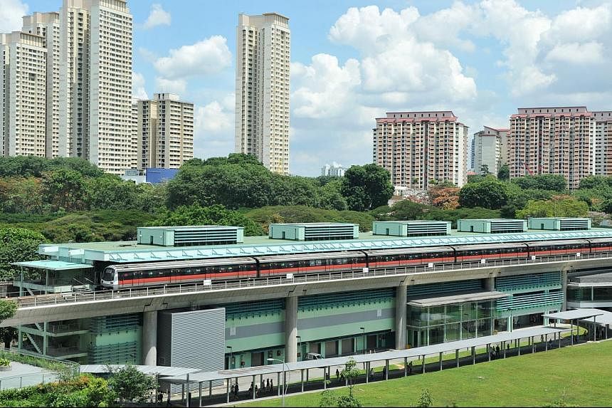A commuter told The Straits Times that a power failure occurred at about 9am as the train was pulling out of Buona Vista station. -- PHOTO: ST FILE