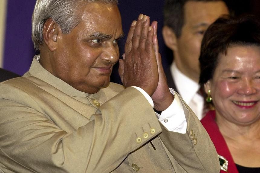 Indian PM Atal Bihari Vajpayee greets the&nbsp;audience before delivering a lecture at the Shangri-La Hotel in Singapore. -- PHOTO: ST FILE
