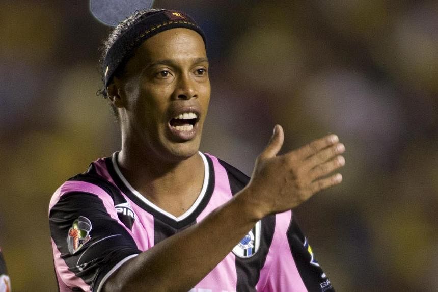 Ronaldinho in action for Queretaro at the Corregidora stadium on Oct 24, 2014 in Mexico. -- PHOTO: AFP