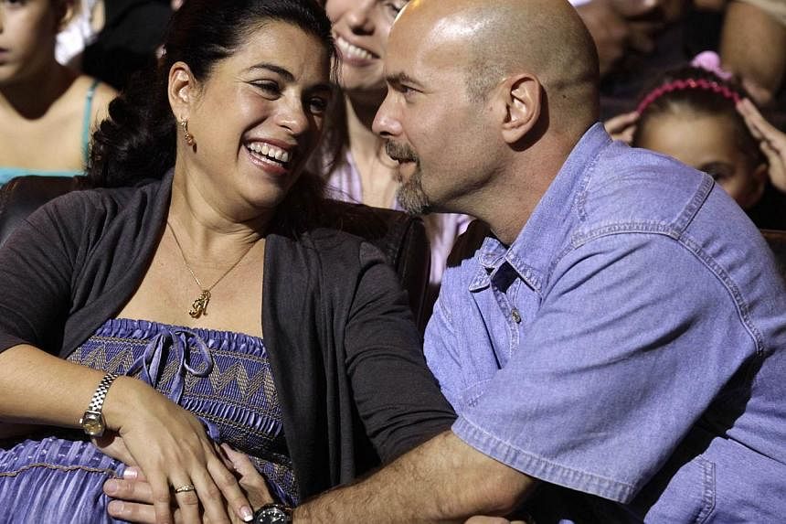 Gerardo Hernandez , one of the so-called "Cuban Five", reacts with his wife Adriana Perez (right) during Cuban musician Silvio Rodriguez's concert in Havana Dec 20, 2014.&nbsp;Officials have confirmed that a US senator helped a Cuban spy imprisoned i