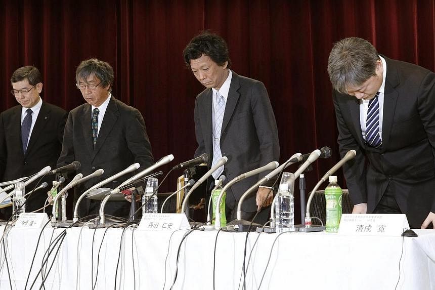 Shinichi Aizawa (second from left), head of Japan's Riken verification team on the STAP cell research, and other team members arrive at a news conference in Tokyo in this fphoto taken by Kyodo Dec 19, 2014.&nbsp;Japan's top research institute on Frid