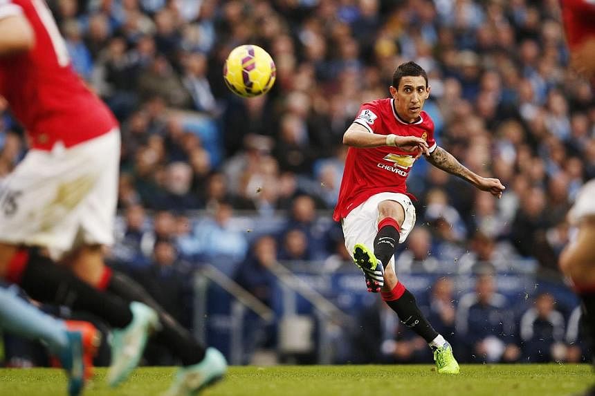 Manchester United's Angel Di Maria takes a free kick during their English Premier League soccer match against Manchester City at the Etihad Stadium in Manchester, northern England Nov 2, 2014. -- PHOTO: REUTERS
